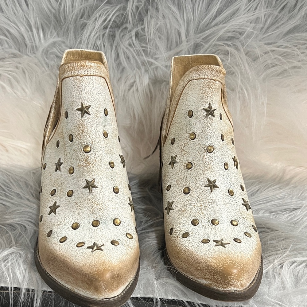 Circle G Stylish cream/tan Star-Studded Ankle Boots with fringe